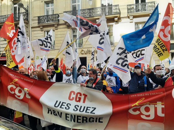 "L'OPA on n'en veut pas !" 200 salariés de Suez devant le siège de Véolia pour défendre les emplois