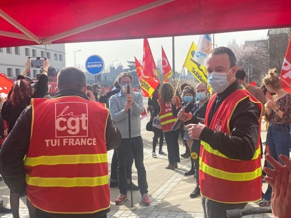 Les TUI France réunissent leurs soutiens à Cergy pour exiger l'annulation du plan social !