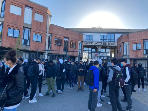Troisième jour de blocage au lycée Jacques Brel à la Courneuve : « c'est un ras-le-bol général ! »