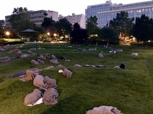 Racisme d'État. 300 exilés contraints de dormir dans un jardin à Paris