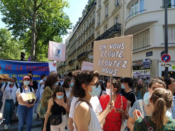Des milliers de psychologues en grève manifestent contre la réforme de remboursement du gouvernement