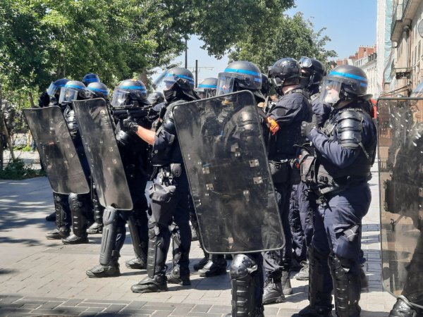 VIDEOS. Nasses et charges policières : la manif contre l'extrême-droite réprimée par la police à Nantes
