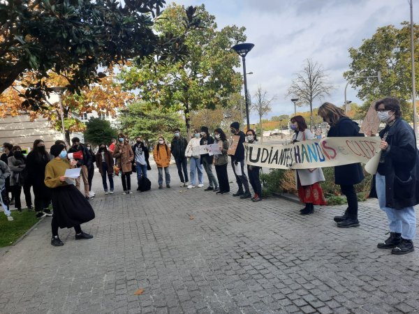 « Non au validisme » : rassemblement en soutien à Julie harcelée par l'Université de Paris