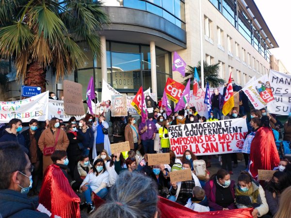"Des patients ne peuvent plus être soignés". À Bordeaux, grève et manifestation combative pour la santé