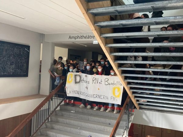 « La jeunesse emmerde le front national » : Bardella refoulé de Science Po Bordeaux par les étudiant.e.s