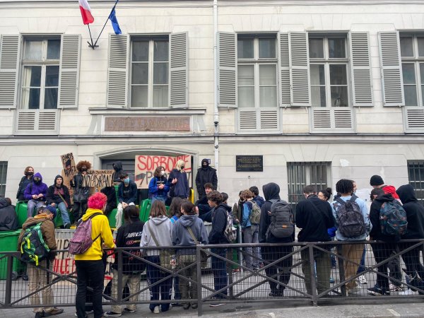 « Ni patrie ni patron ! » Une dizaine de lycées bloqués contre Le Pen et Macron à Paris 