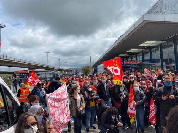 « Ils nous ont mis des coups de couteaux dans le dos » : les salariés de Roissy en colère avant la grève 