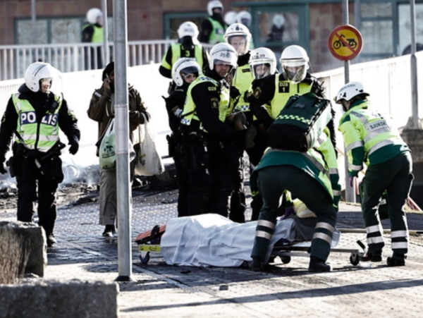 Répression policière. 3 manifestants contre l'extrême-droite blessés par balle en Suède