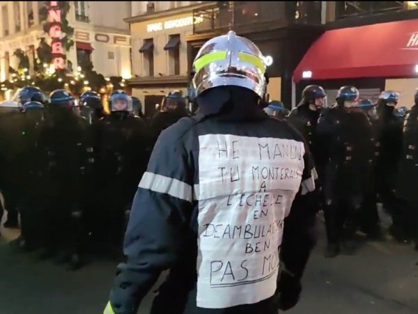 Paris : la police gaze et charge violemment les manifestants, un cortège syndical et des pompiers