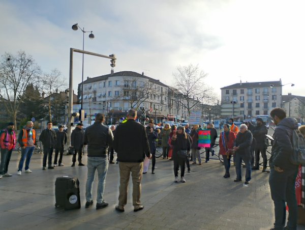 « On dit non au licenciement de Laurent et à Transdev » : rassemblement de solidarité à Melun
