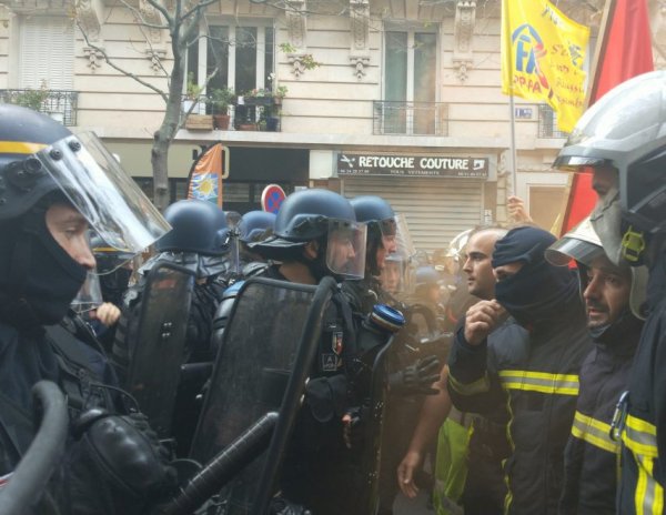 Paris. Plus de 10.000 pompiers déterminés défilent malgré la répression policière