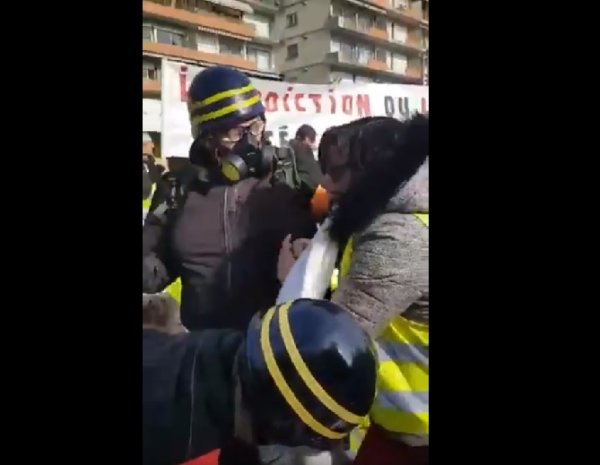VIDEO. À Montauban, les Gilets Jaunes jouent la dérision contre les violences policières