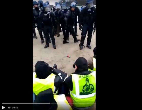 VIDEO. Chantilly : La police déclenche une lacrymogène à bout portant sur des Gilets jaunes assis pacifiquement 