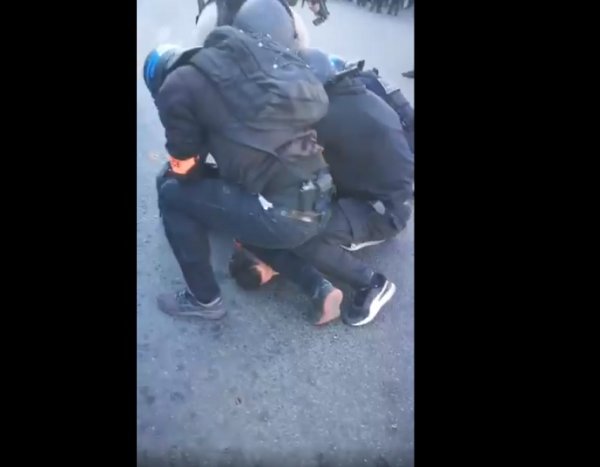 VIDEO. Paris : plusieurs policiers sur un homme à terre alors que le manifestant dit ne plus pouvoir respirer