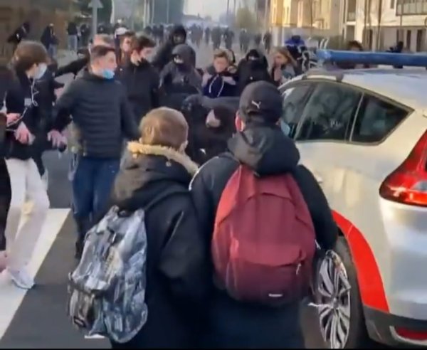 Vidéo. A Nantes, une voiture de police fonce sur des lycéens mobilisés