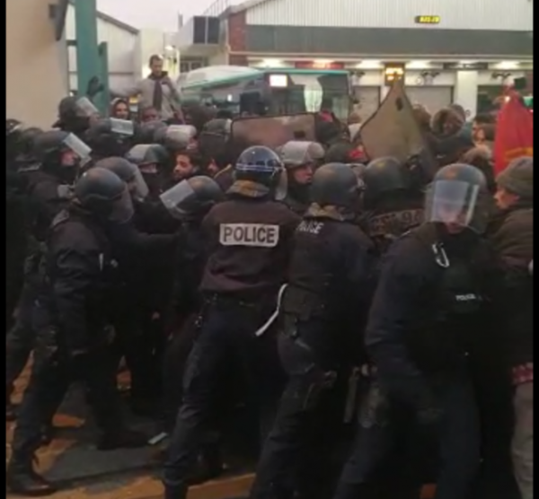 La police réprime les grévistes pour casser le piquet de grève au dépôt de bus d'Ivry