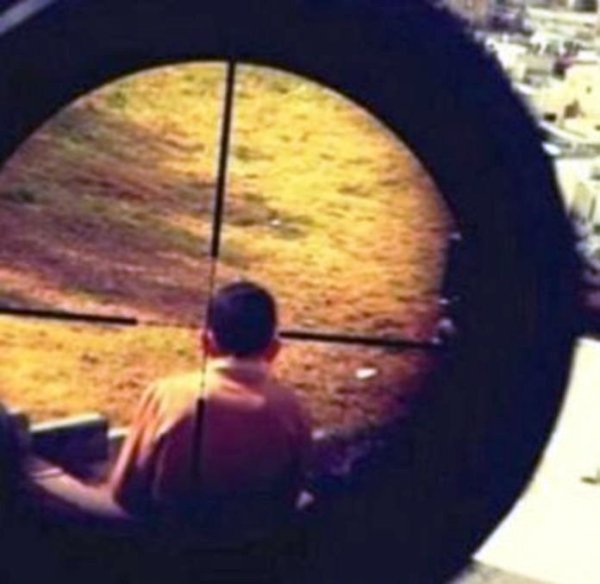 Vidéo d'un palestinien désarmé abattu par un snipper de Tsahal. Israël approuve. 
