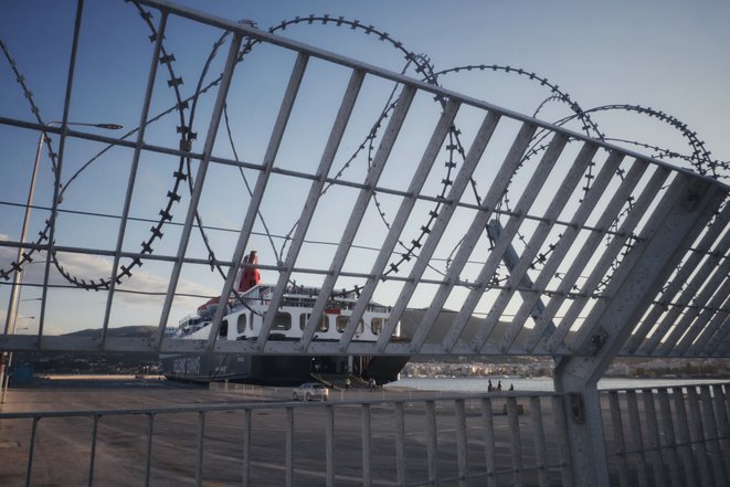 Le port de Mytilène est militarisé : clôture, navires de guerre, voitures. © Lucas DALLANT