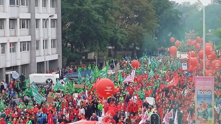 25 000 personnes défilent dans les rues de Bruxelles pour défendre le droit de grève 