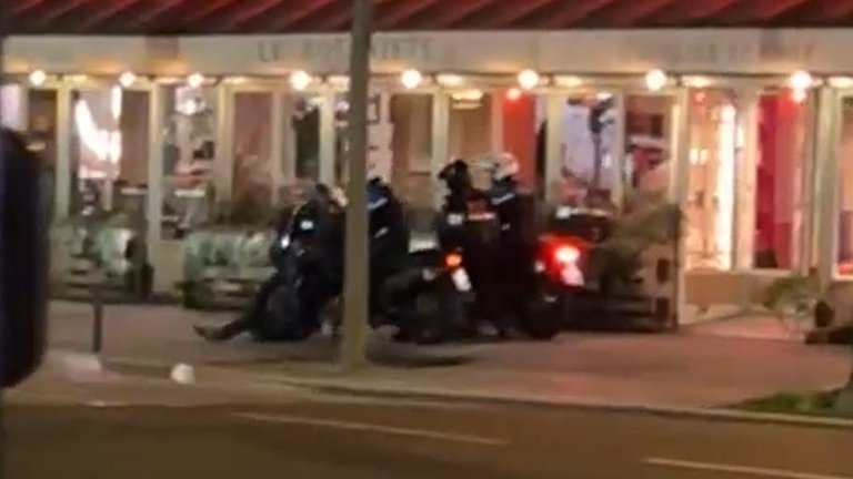 Répression. Des policiers à moto roulent sur un manifestant qu'ils poursuivaient à Paris