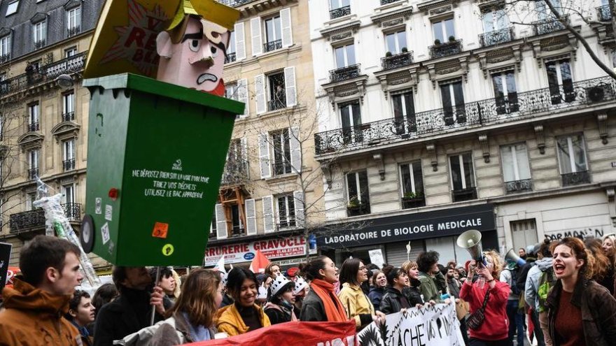 Une femme interpellée à son domicile pour avoir traité Macron d'« ordure » sur Facebook