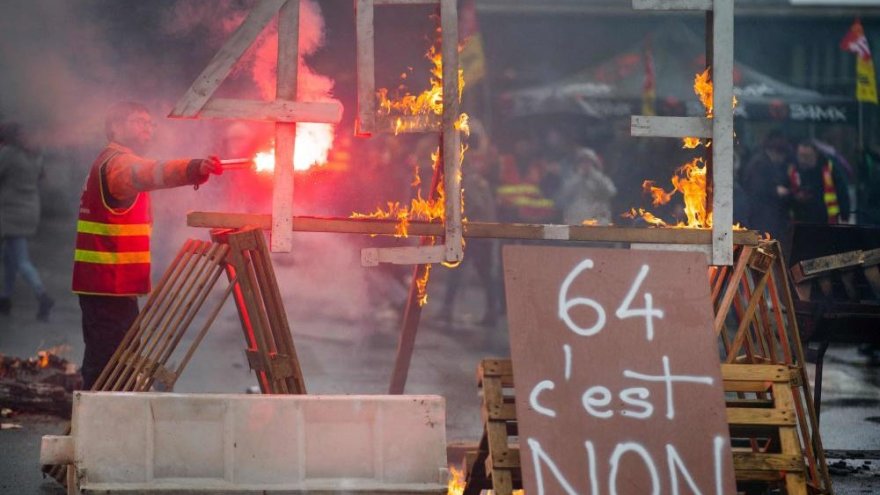 79% des ouvriers et 62% des Français pensent que le mouvement doit se durcir : généralisons la grève !