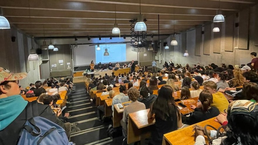 « C'est le moment de faire payer Macron » : débrayages et assemblées générales à l'université Paris Cité