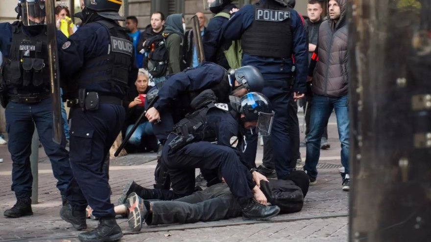 Plus de 200 interpellations à Paris : la police réprime la colère contre le 49-3 