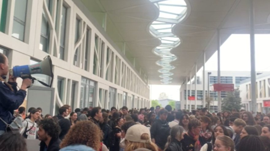 Toulouse. Des centaines d'étudiants du Mirail débrayent les cours et bloquent la fac !