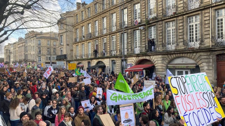 Forages pétroliers : Greta Thunberg et des milliers de jeunes écolos mobilisés dans les rues de Bordeaux