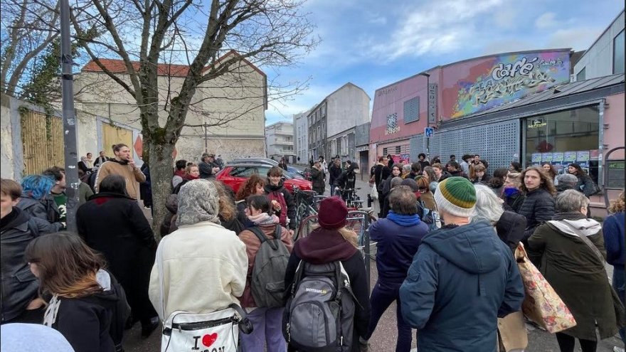 Rassemblement à Montreuil : une centaine de soutiens dénoncent l'exclusion des 17 élèves du Lycée Jean Jaurès 
