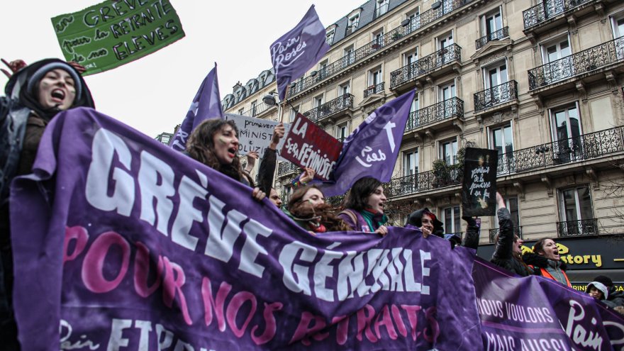 Face au 49.3, les organisations féministes doivent rejoindre la bataille pour renverser Macron et sa réforme !