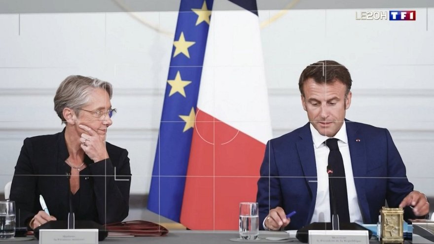 Un remaniement pour rien : des flottements au sommet de l'Etat, Macron toujours plus fragilisé