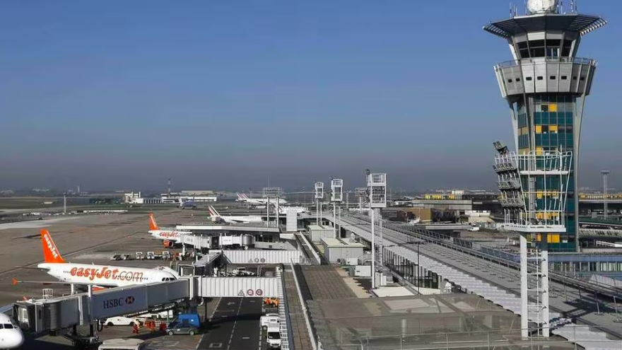 Après le 49.3, les contrôleurs aériens en grève font annuler 20 à 30% des vols à Orly et Marseille