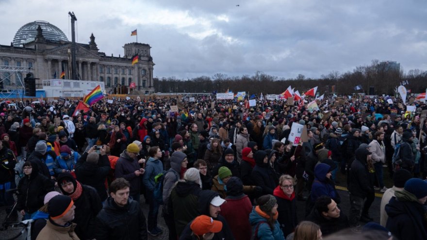 Manifestation en Allemagne : « pour lutter contre l'AfD, il faut aussi lutter contre le gouvernement »