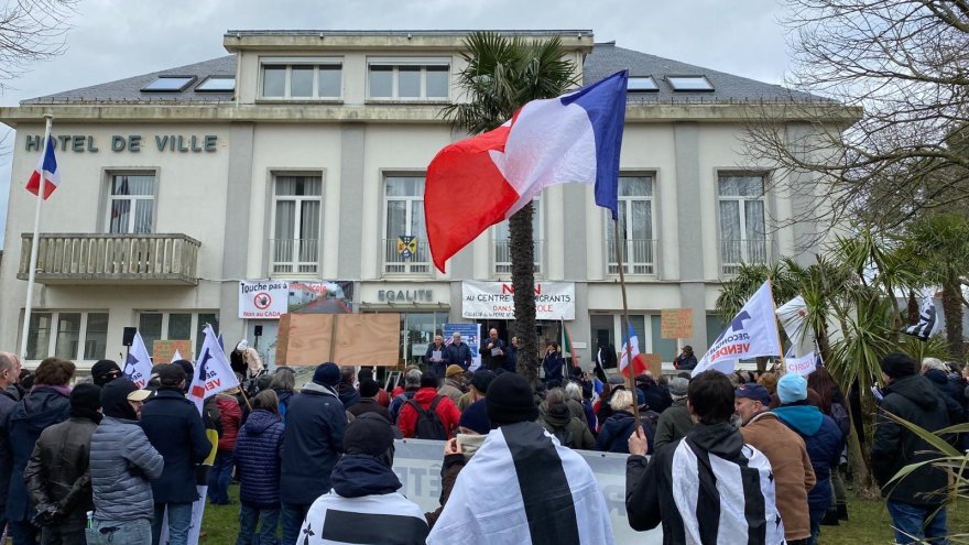 Saint-Brévin : le maire démissionne, l'extrême-droite jubile et le gouvernement cible le mouvement social