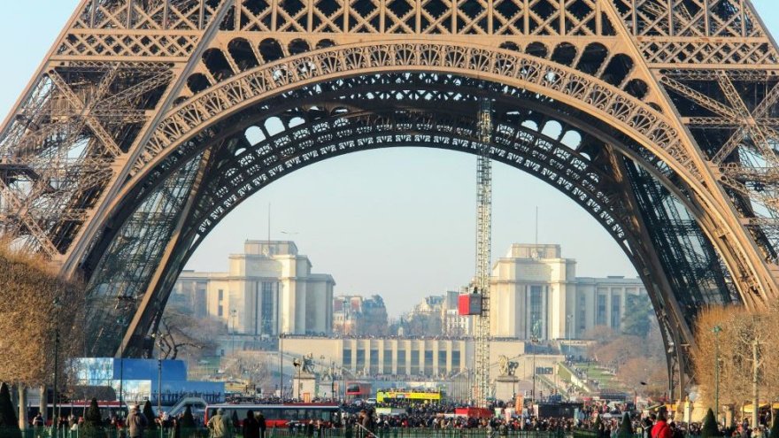 Tour Eiffel : cinquième jour de grève reconductible, la mairie de Paris cherche à calmer la colère