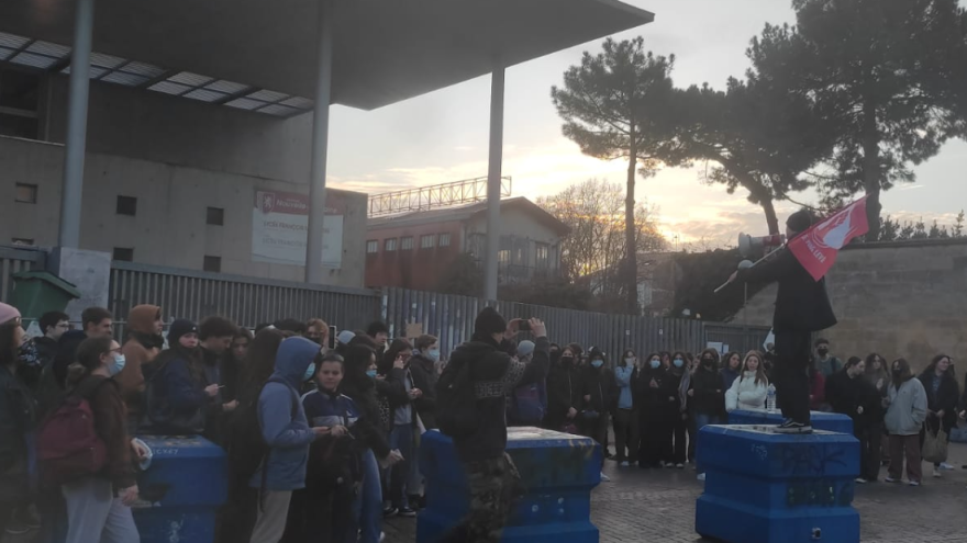 « Appuyer la grève reconductible » : le lycée Magendie bloqué à Bordeaux 