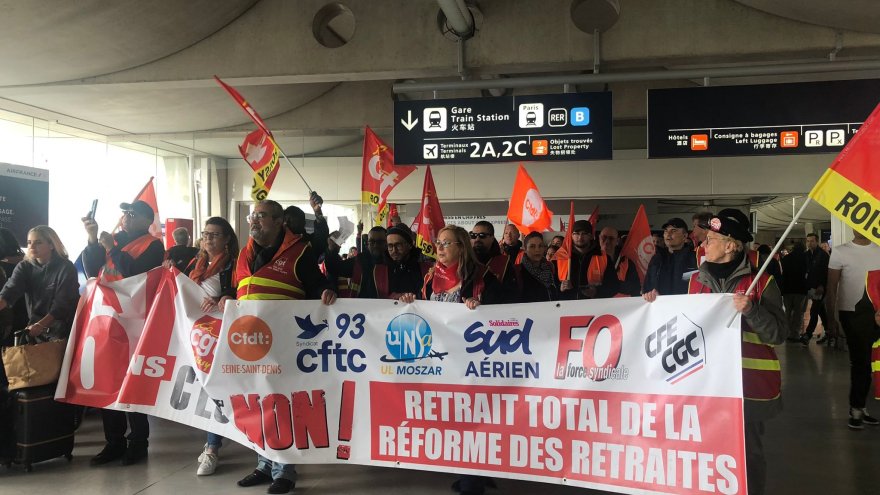 Les travailleurs de Roissy envahissent l'aéroport contre la réforme des retraites et pour les salaires