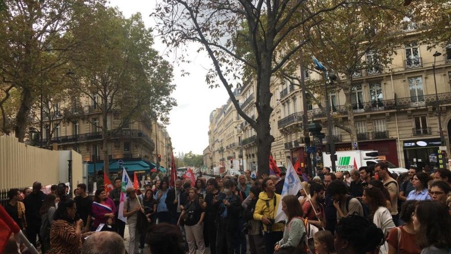 « Contre l'islamophobie, pour des moyens ! » Les grévistes d'Utrillo mobilisés devant le Ministère de l'éducation